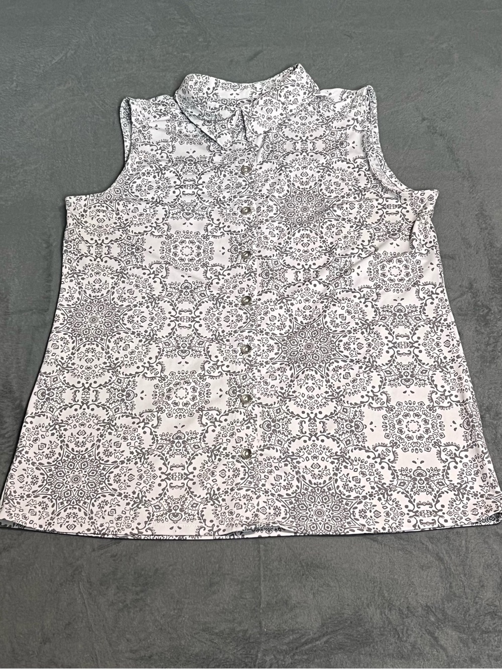 Sleeveless Medallion Print Button-Down Top in White and Gray #0081